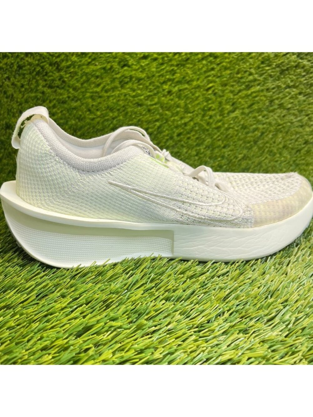 Nike Interact Run Womens Size 9.5 White Green Athletic Running Shoes Sneakers